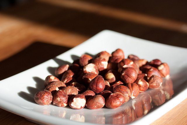 3 Easy Ways to Remove the Skins from Hazelnuts 3 Easy Ways to Remove the Skins from Hazelnuts