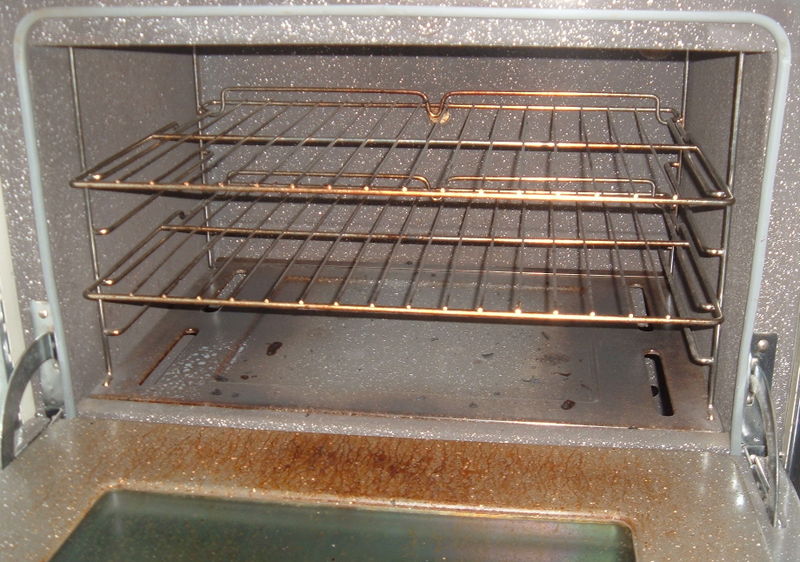 How to Naturally Clean Off Those Food Bits in Your Filthy Oven