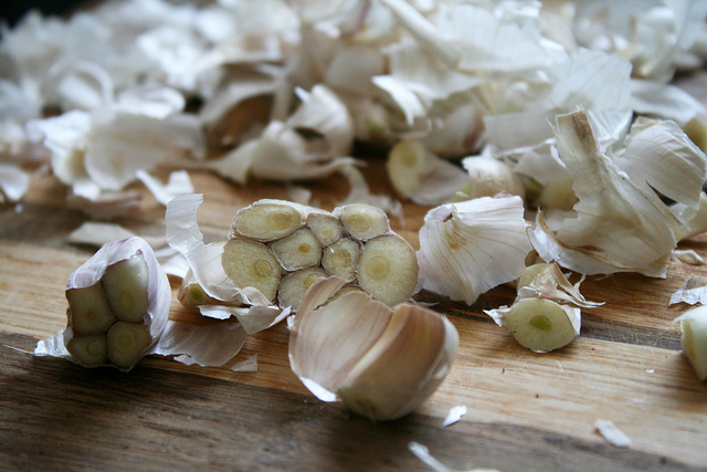 Learn to Easily Peel Garlic Using Your Microwave