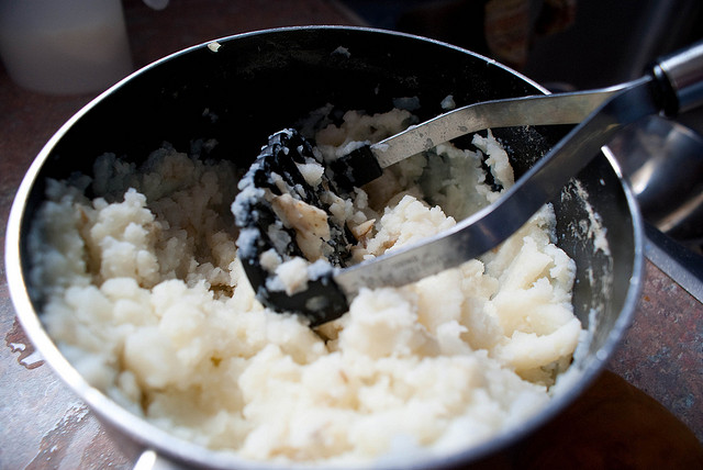 1 Secret Ingredient to Whip Up Fluffier Mashed Potatoes