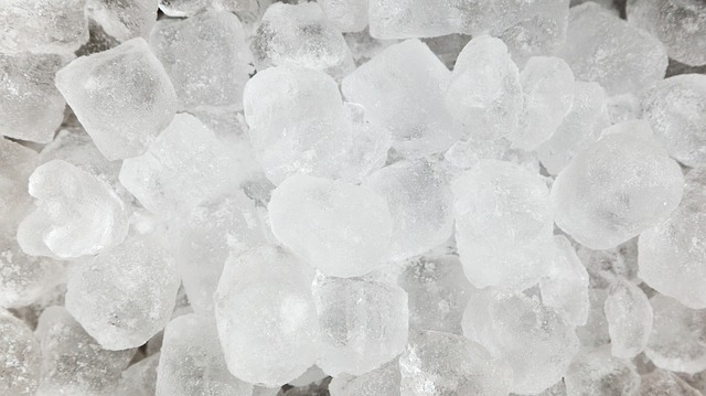 Keep Odors Out of Ice Cubes with a Freezer Bag