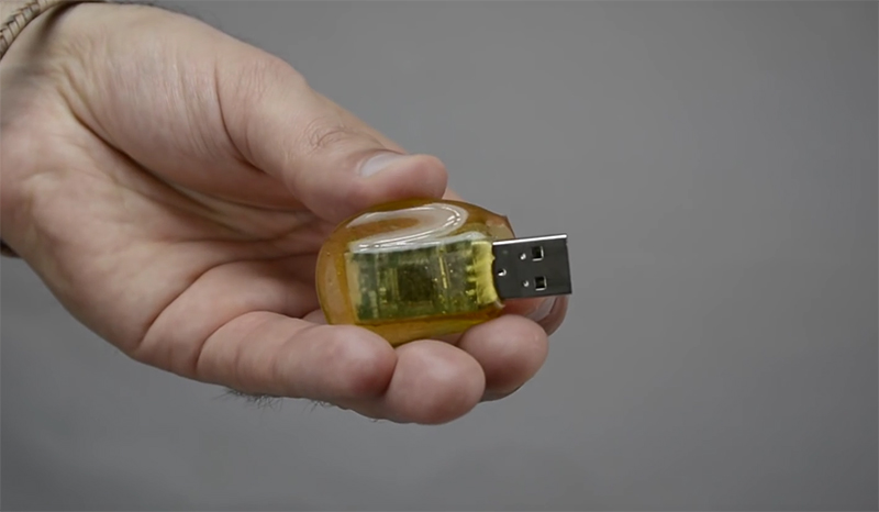 Make a Glass USB Flash Drive in Your Microwave