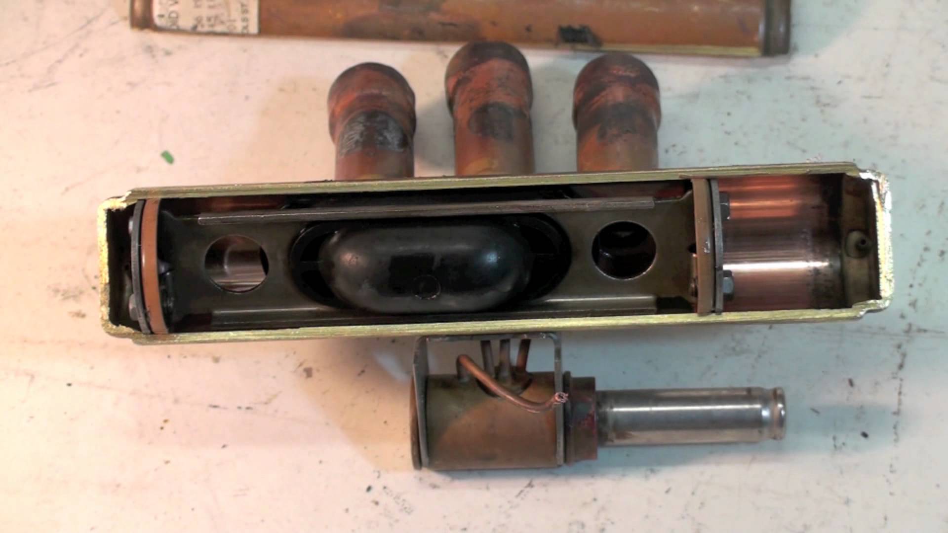 Operation of a Reversing Valve in a Heat Pump Appliance Video